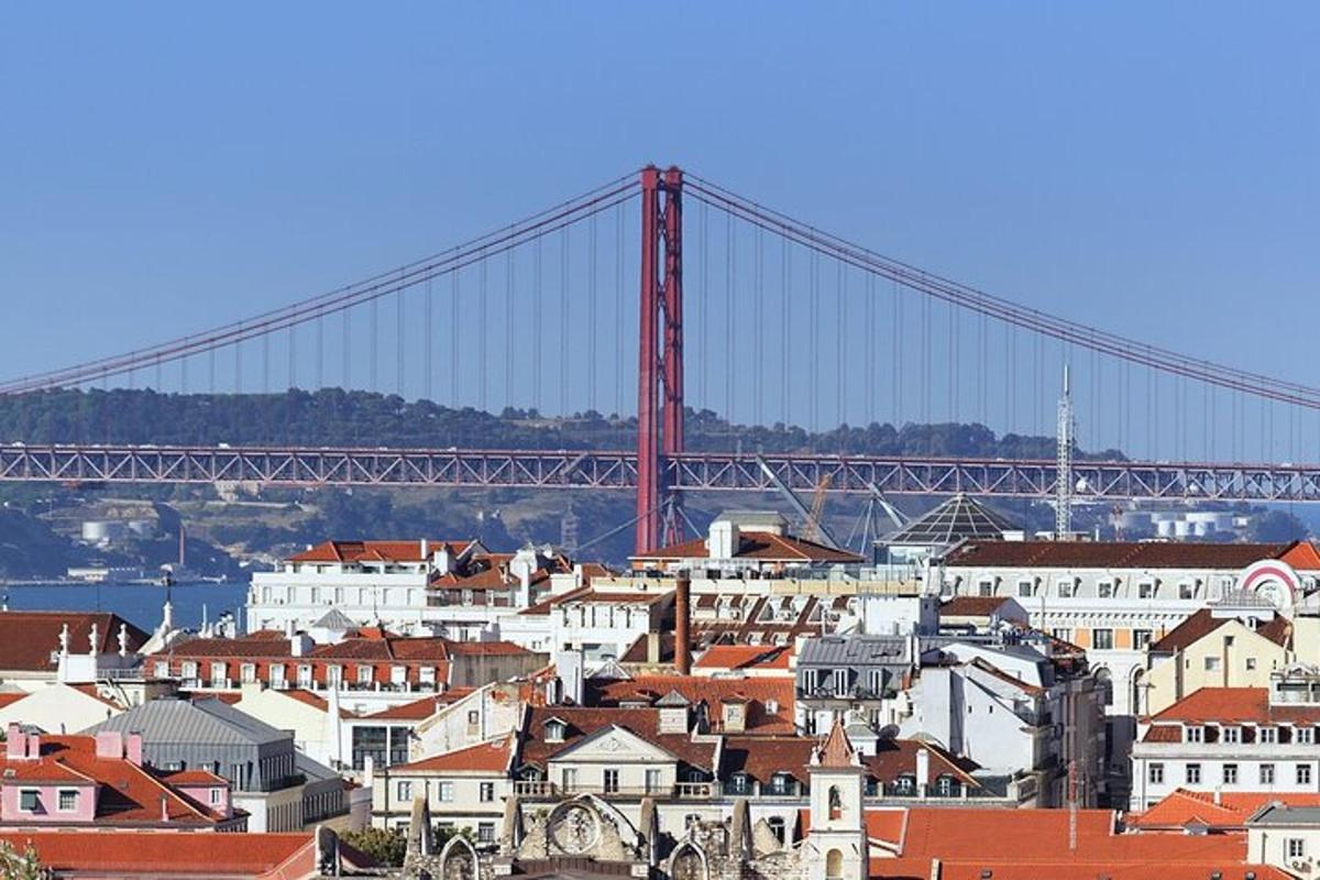 uma ponte vermelha no fundo de uma cidade