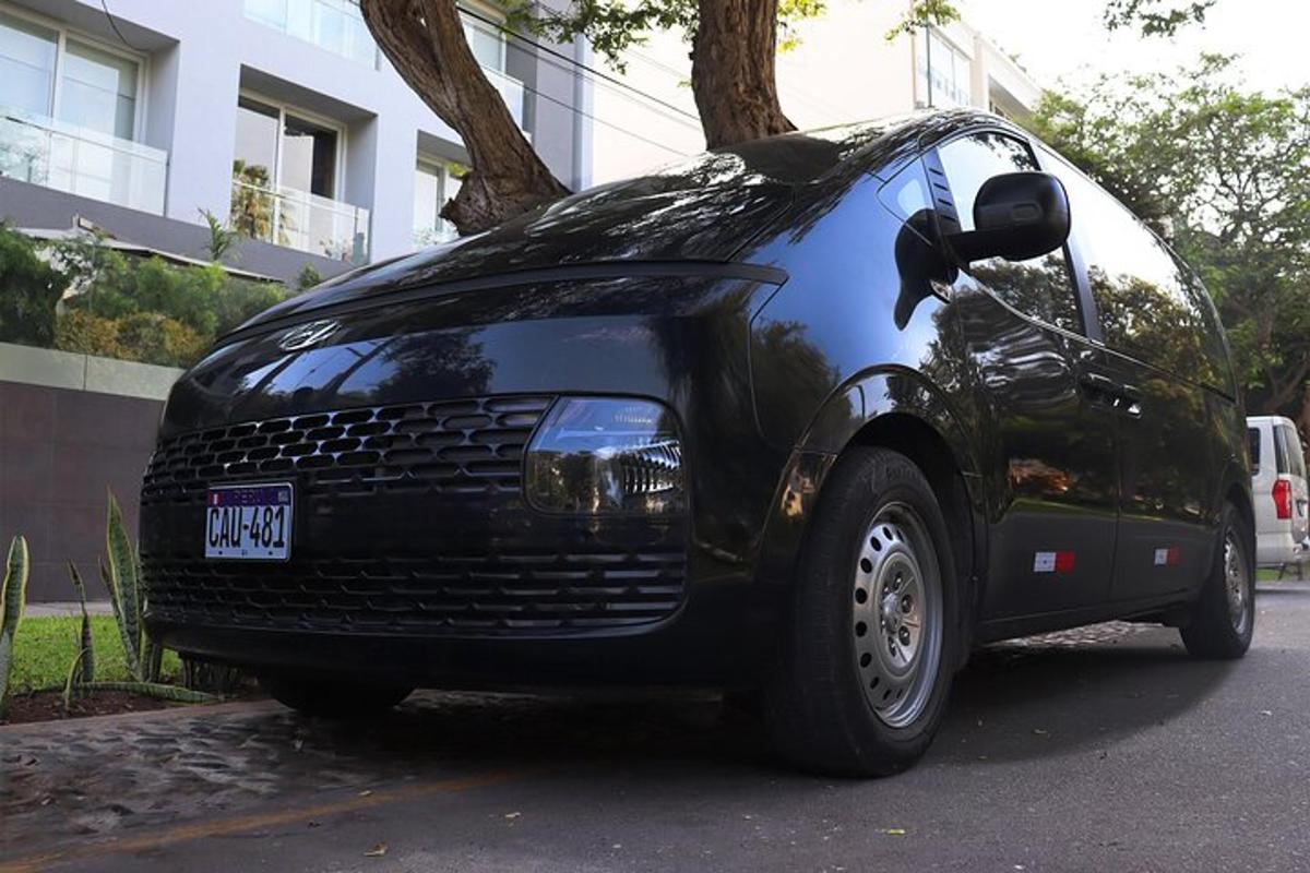 črn avto parkiran ob robu ulice