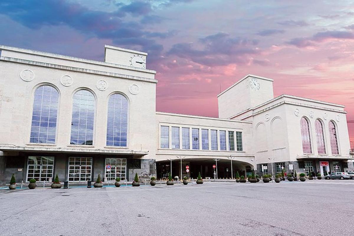 ein großes weißes Gebäude mit vielen Fenstern