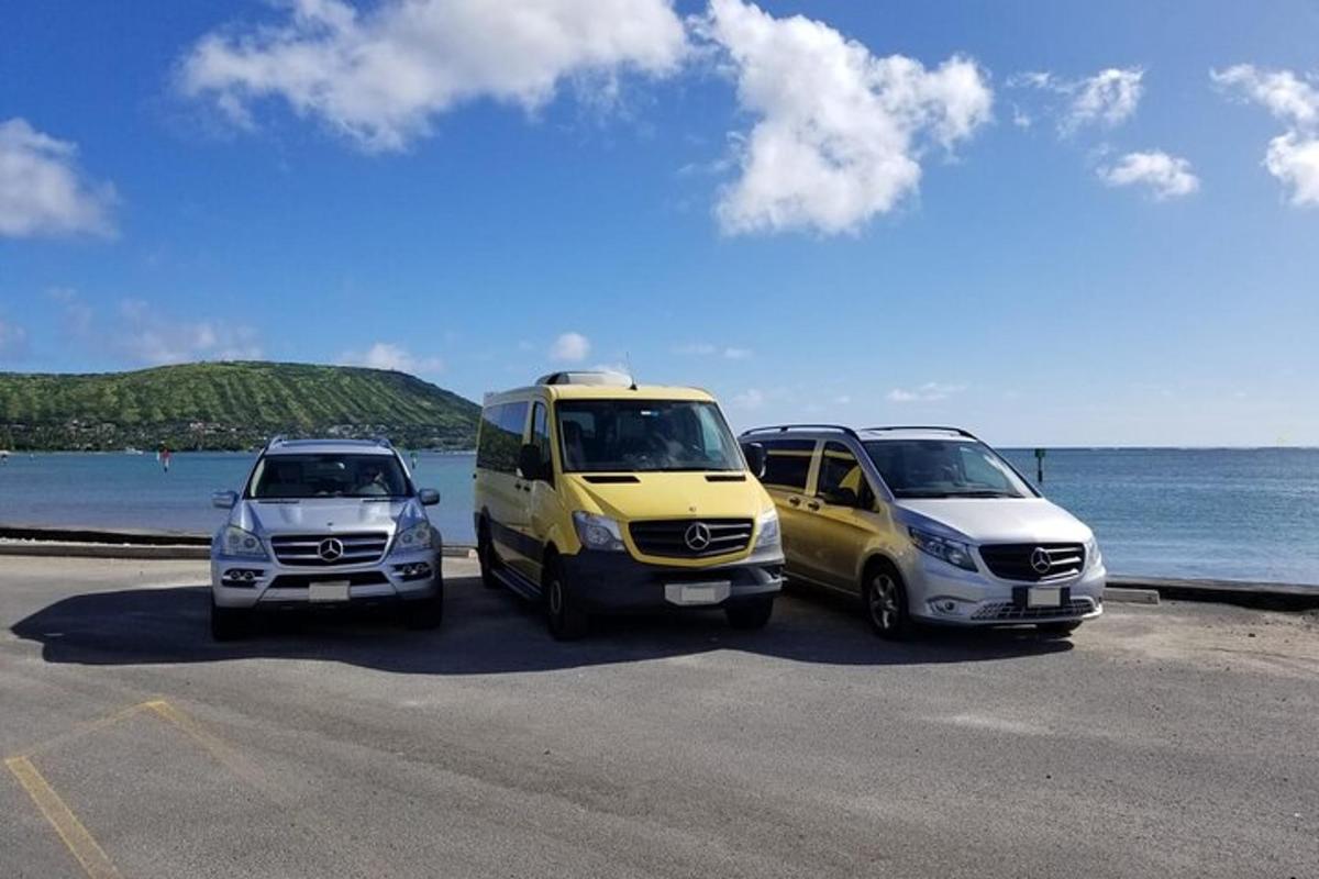 tre veicoli parcheggiati in un parcheggio vicino all'oceano