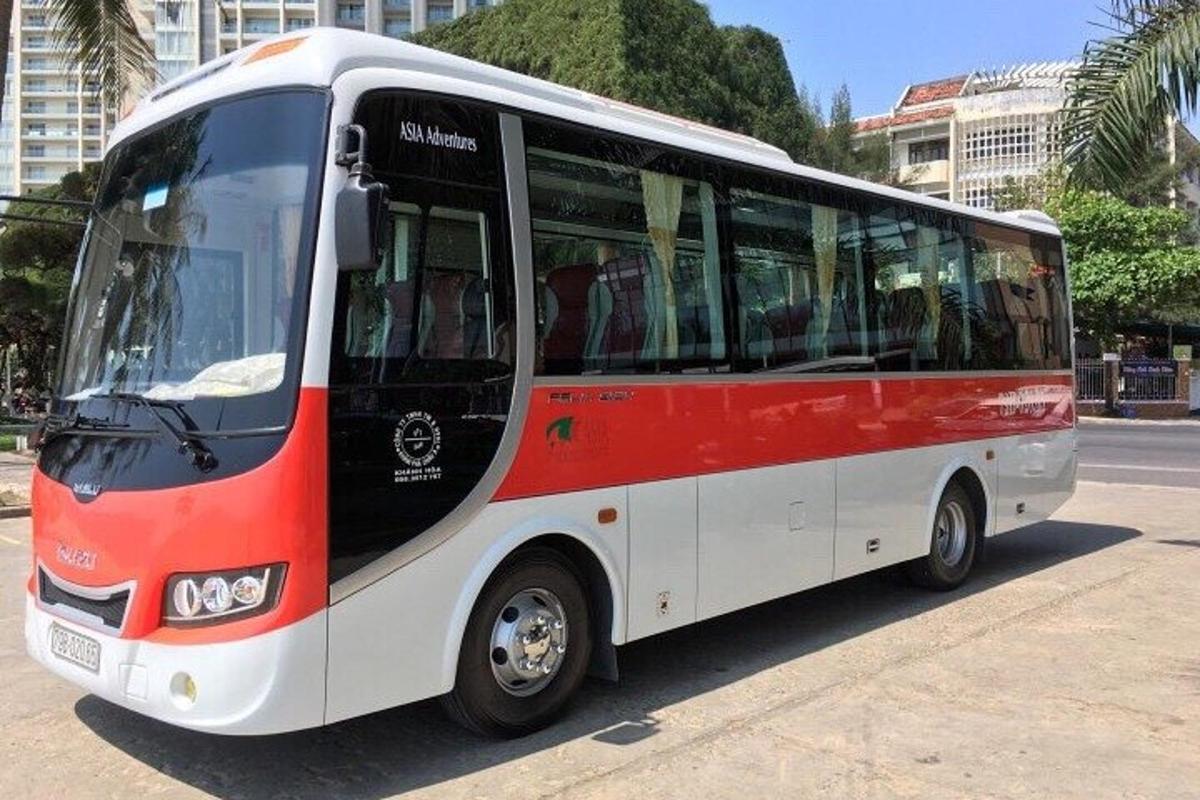 ein rot-weißer Bus, der auf einer Straße geparkt ist