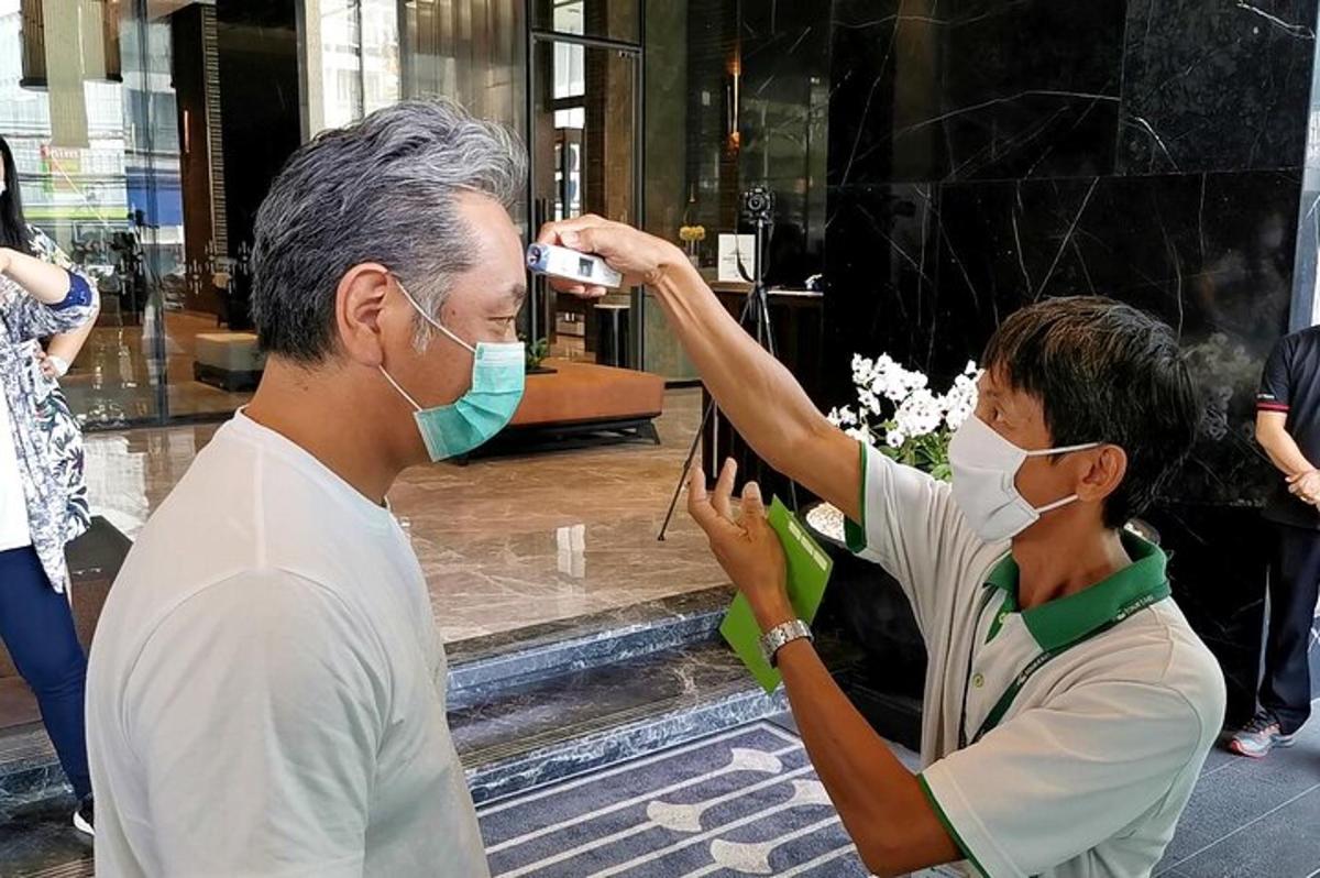 muž fotící muže s rouškou