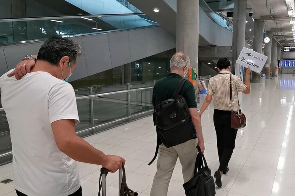 skupina ľudí prechádzajúcich sa cez letisko