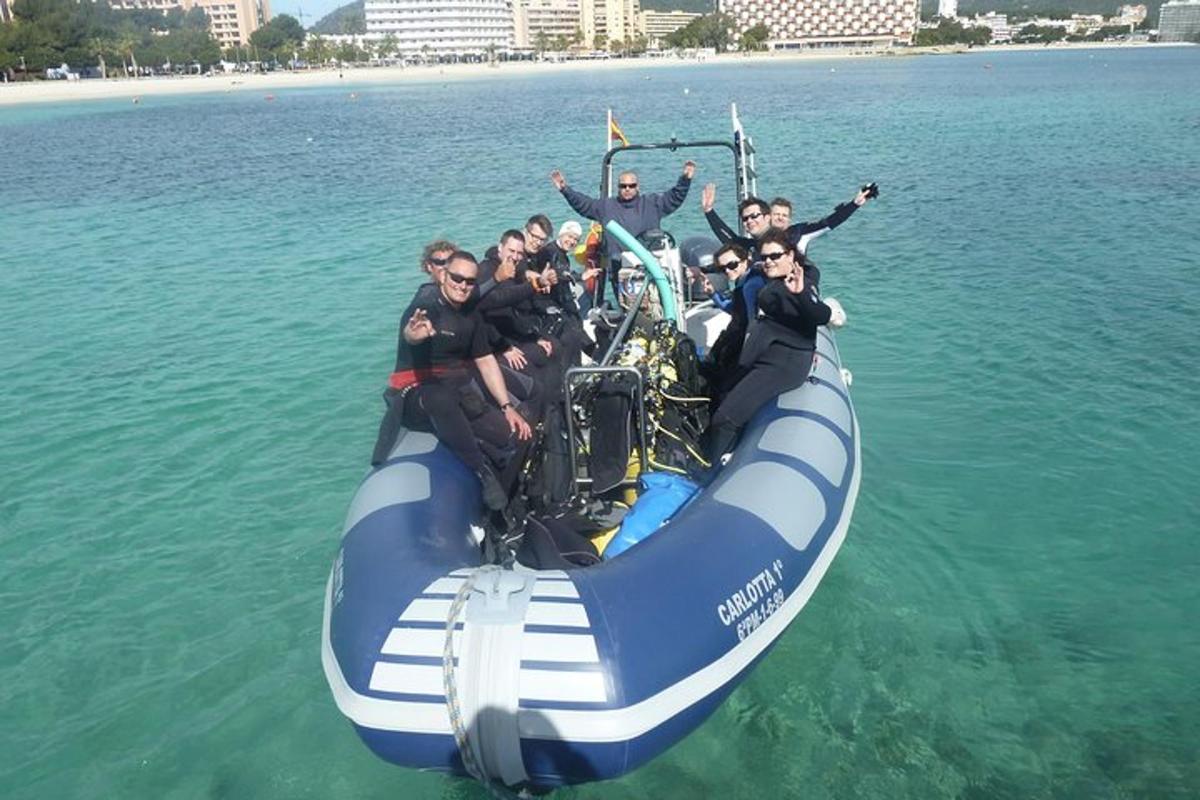 un grupo de personas en una balsa en el agua