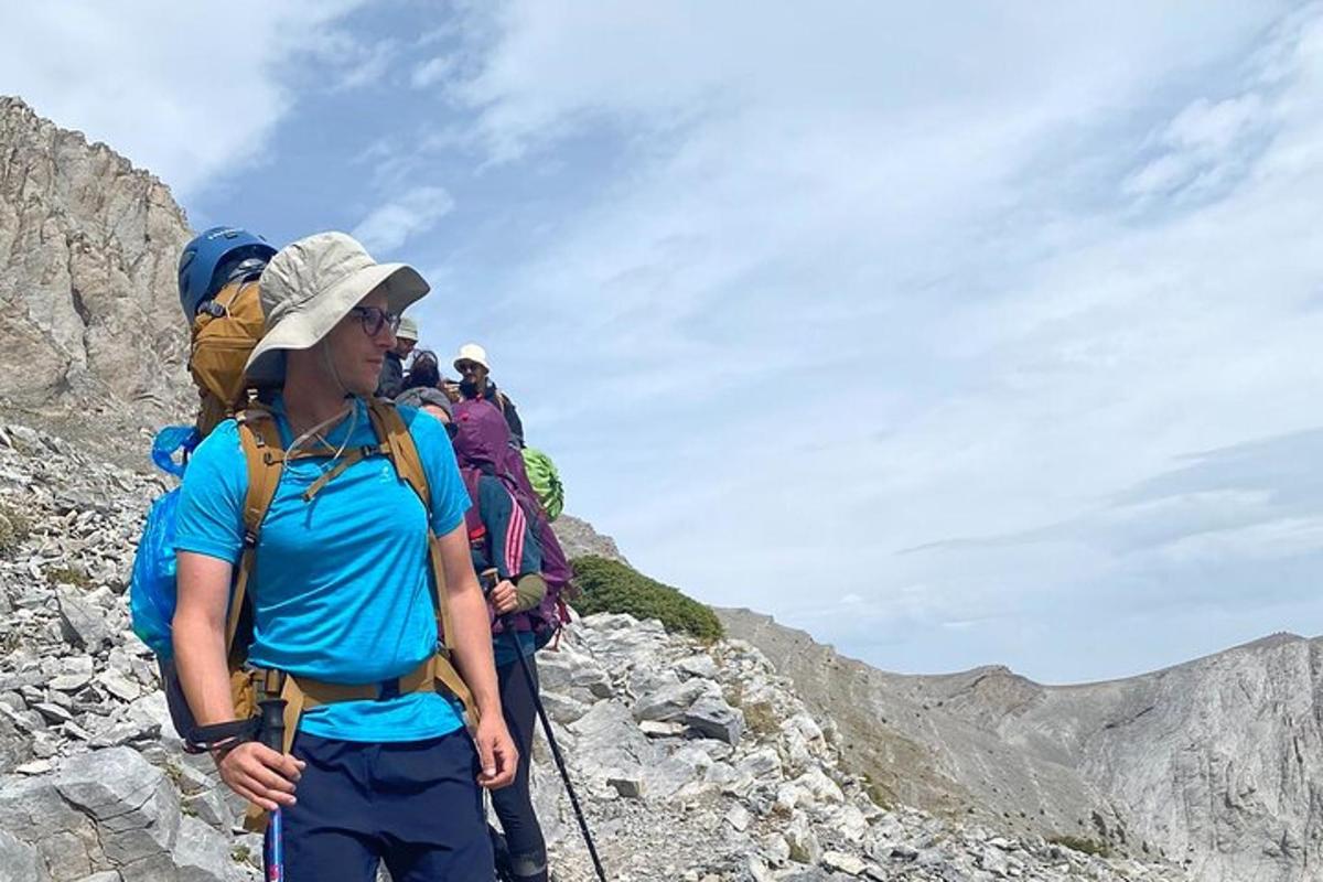un grupo de personas caminando por una montaña