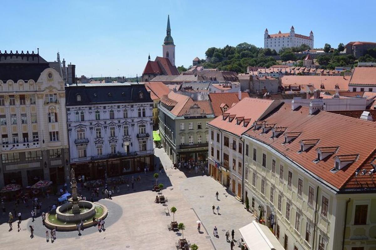 pogled od zgoraj na mesto z zgradbami