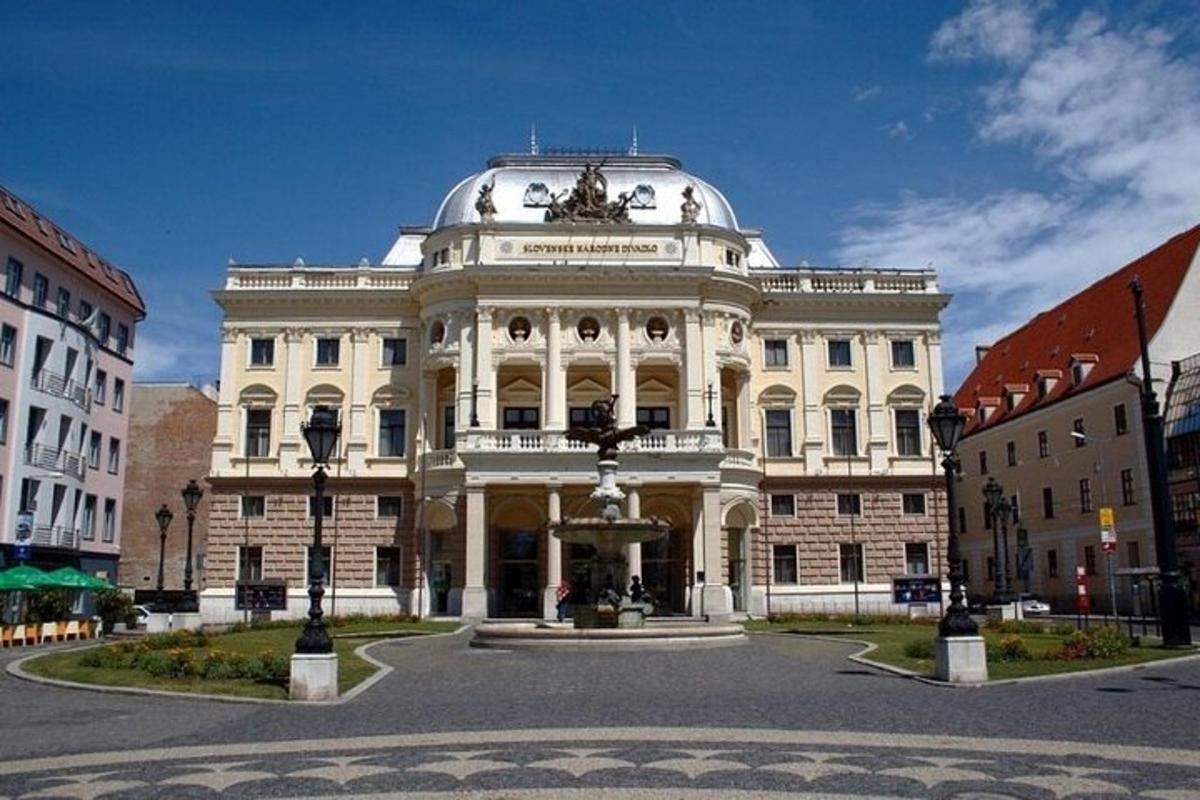 Un gran edificio blanco con una cúpula en la parte superior.