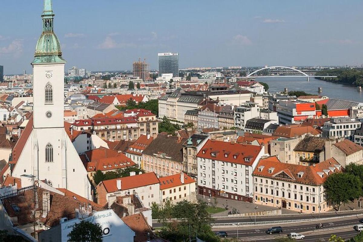 vaade linnale kellatorniga
