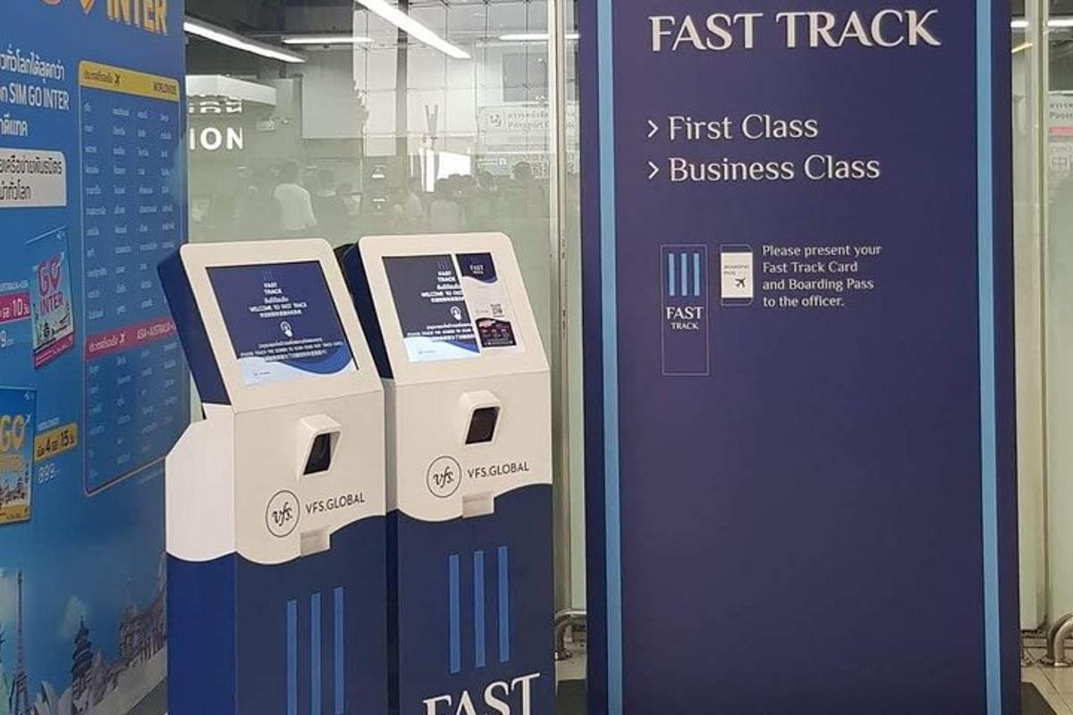 Výstava dvou automatů na kreditní karty v obchodě
