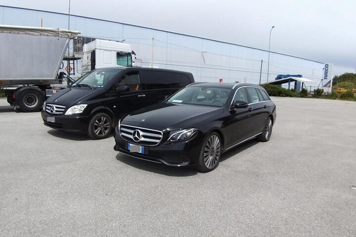 du automobiliai, pastatyti vienas šalia kito automobilių stovėjimo aikštelėje