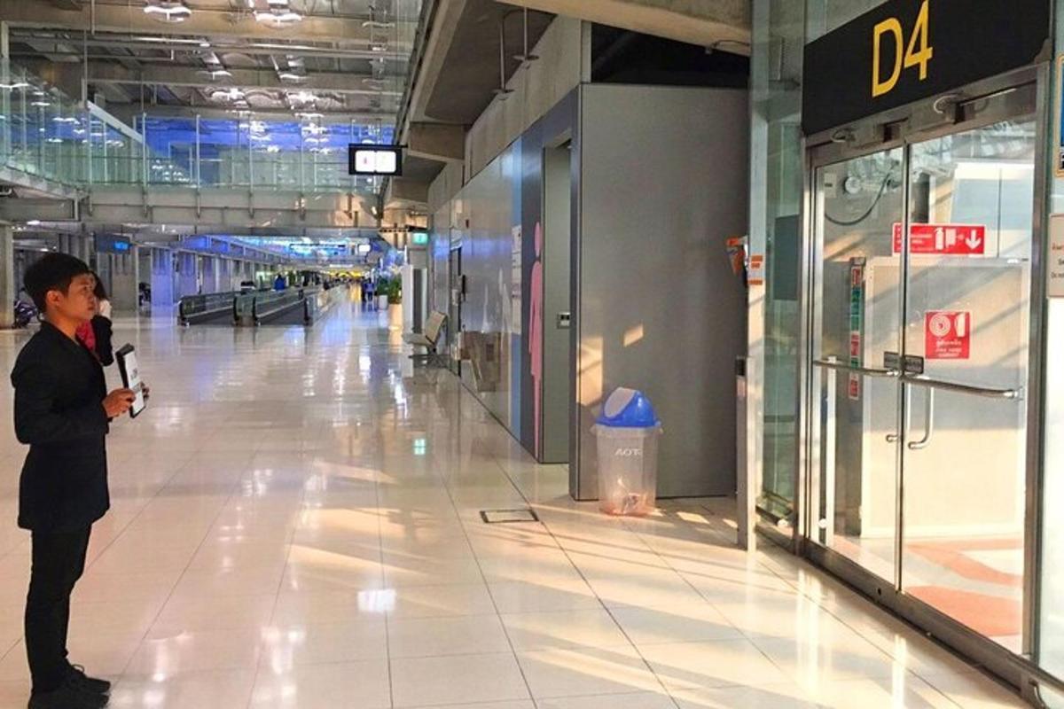 žena stojící uprostřed nákupního centra