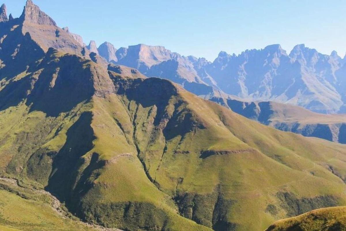 útsýni yfir fjallgarð með fjöllum í bakgrunni
