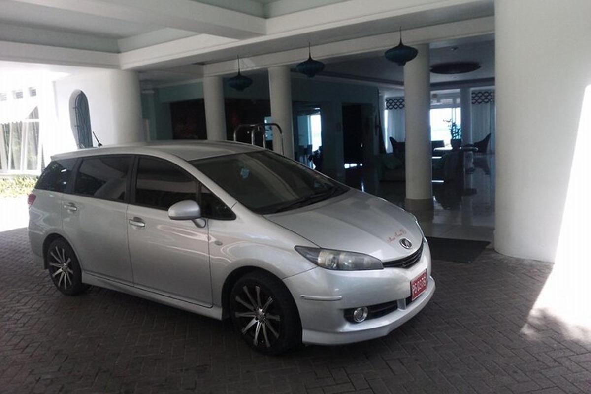 stříbrné auto zaparkované před budovou
