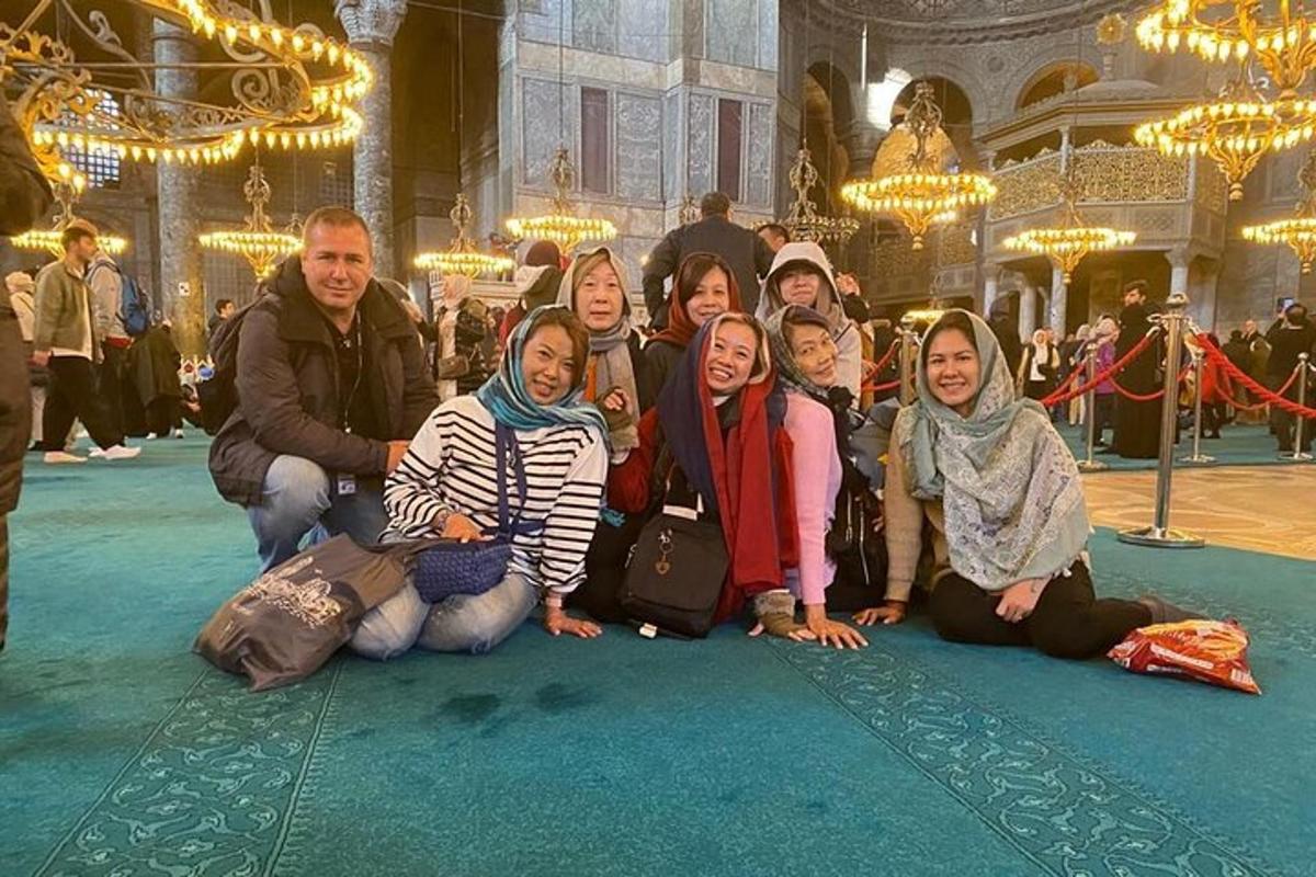 un gruppo di persone che posano per una foto in un edificio