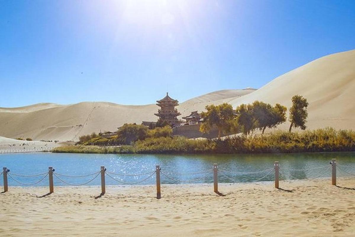 un cuerpo de agua con un templo en el desierto