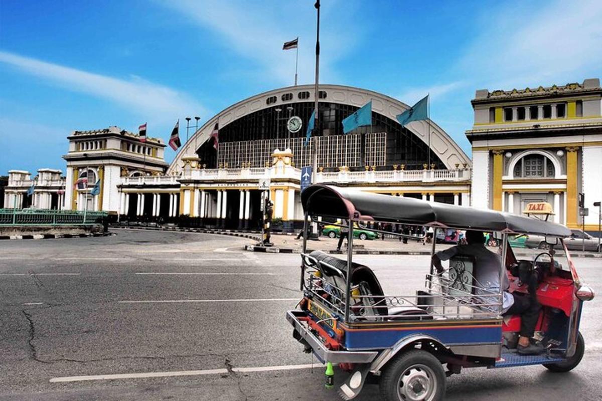 Un carrito de golf estacionado frente a un edificio