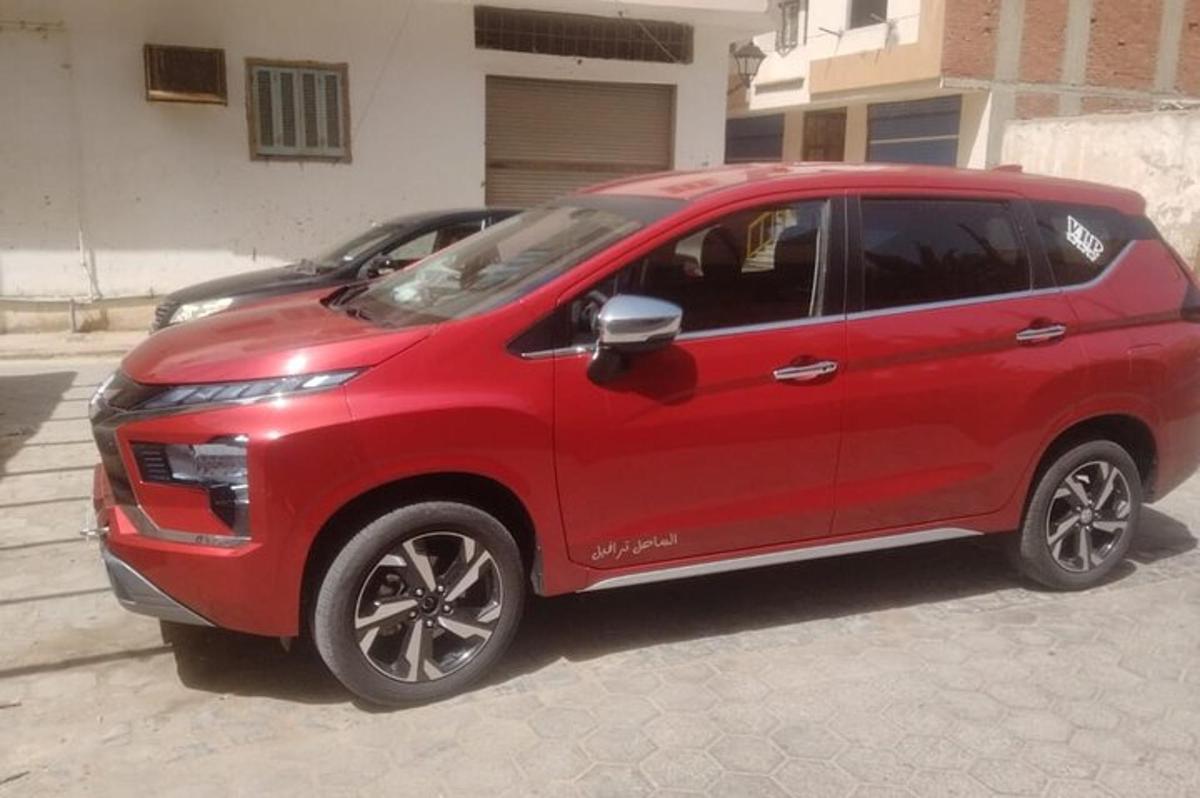 un coche rojo estacionado en un estacionamiento