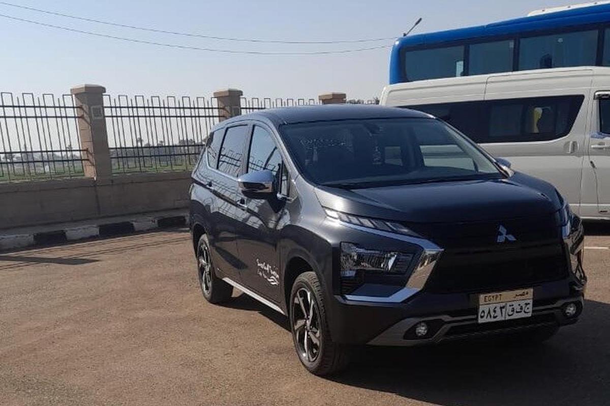 un'auto nera parcheggiata accanto a un furgone bianco