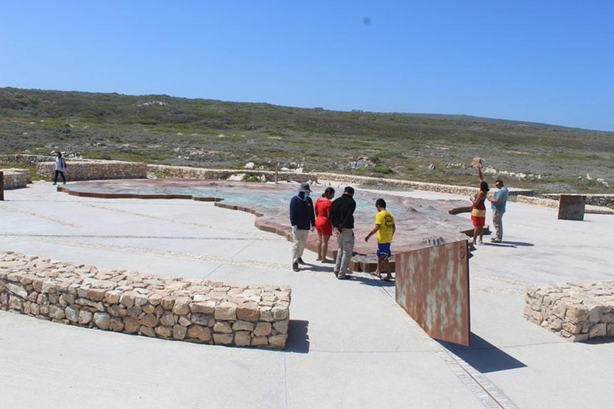 um grupo de pessoas caminhando na praia