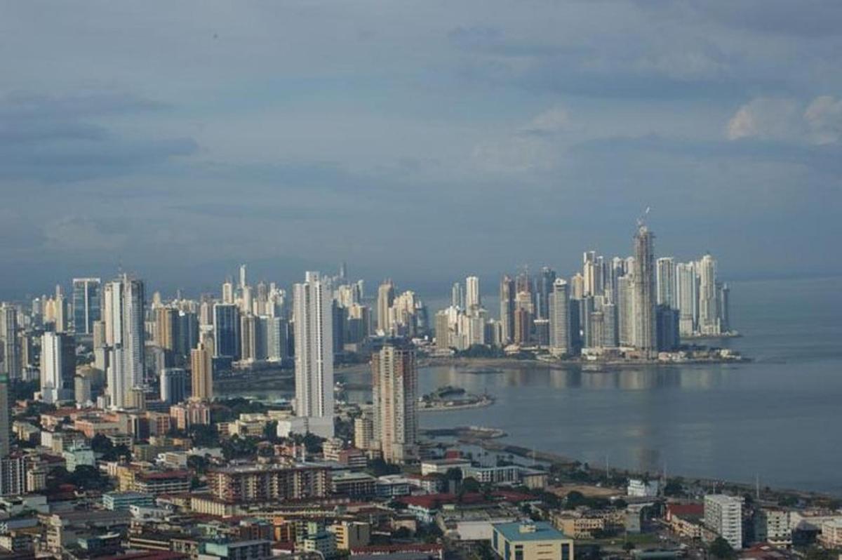 una vista aerea di una città con grattacieli