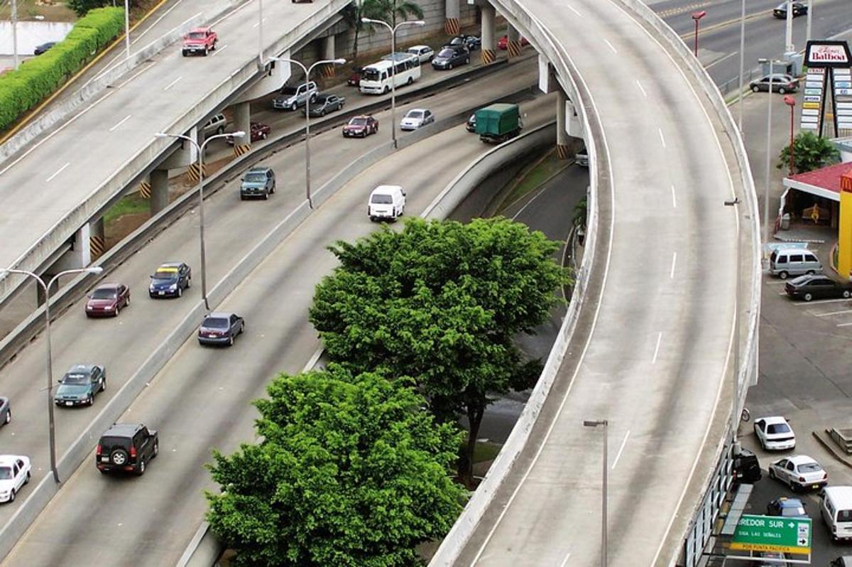 un'autostrada piena di traffico su una superstrada