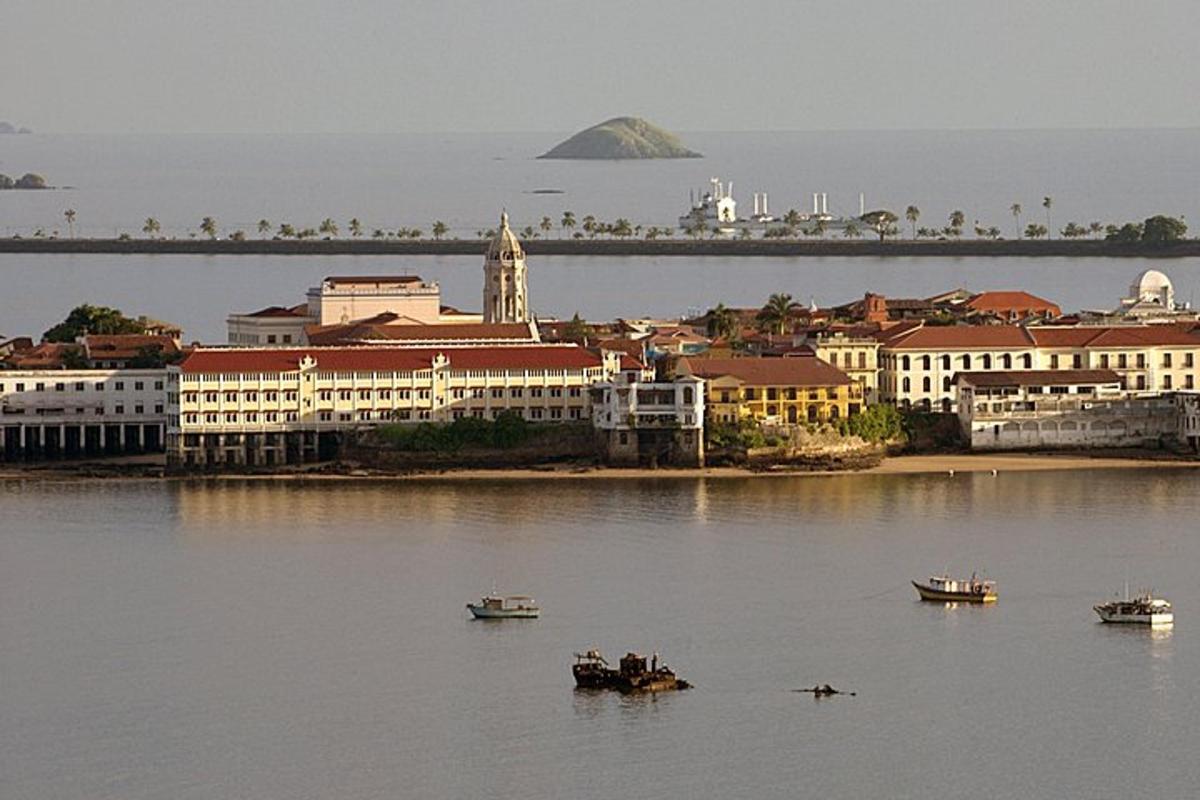 una città con edifici e barche in acqua