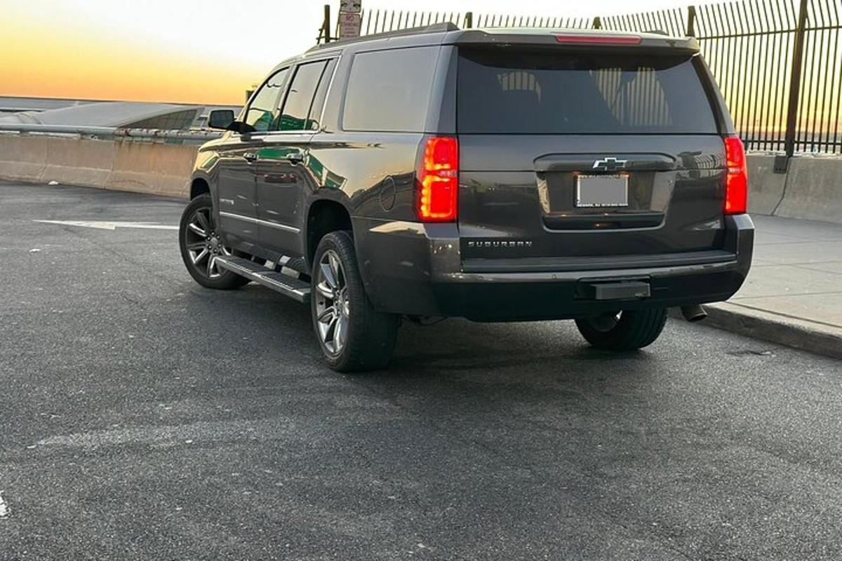 một chiếc xe suv màu đen đỗ trong bãi đậu xe