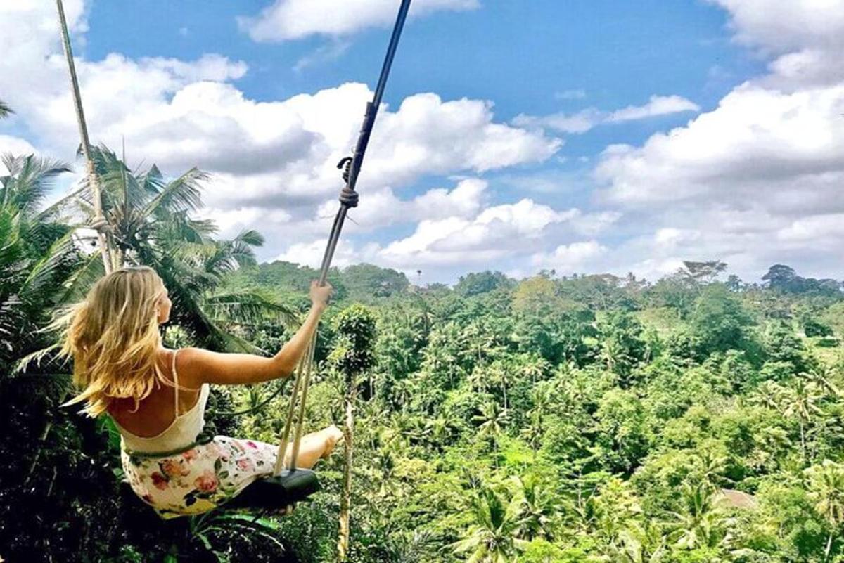 žena se houpe na zip line v džungli