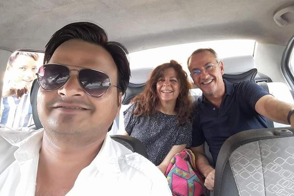 un grup de oameni care stau în spatele unei mașini