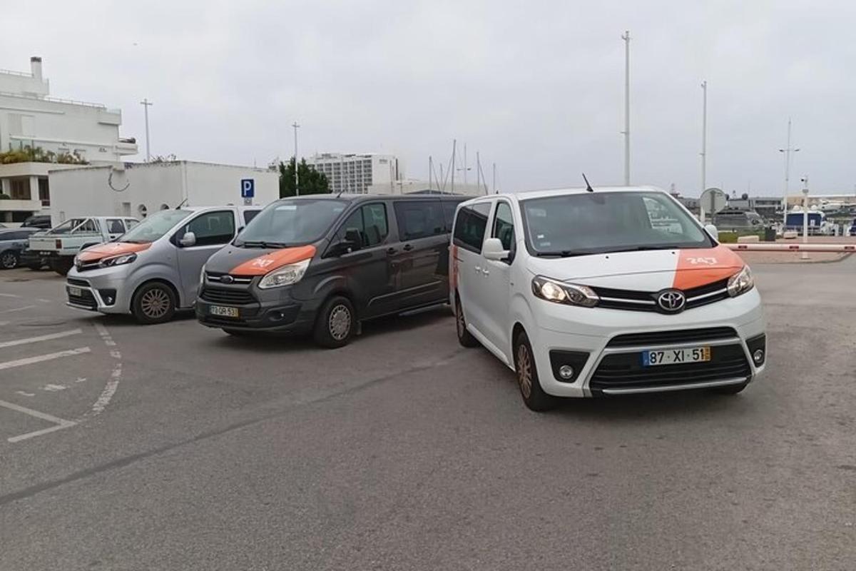 en gruppe på tre biler parkert på en parkeringsplass