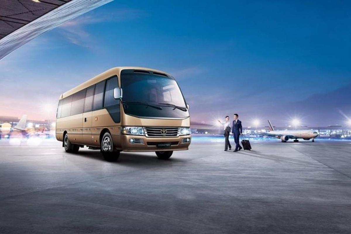 zwei Personen stehen neben einem Bus in einem Flughafen