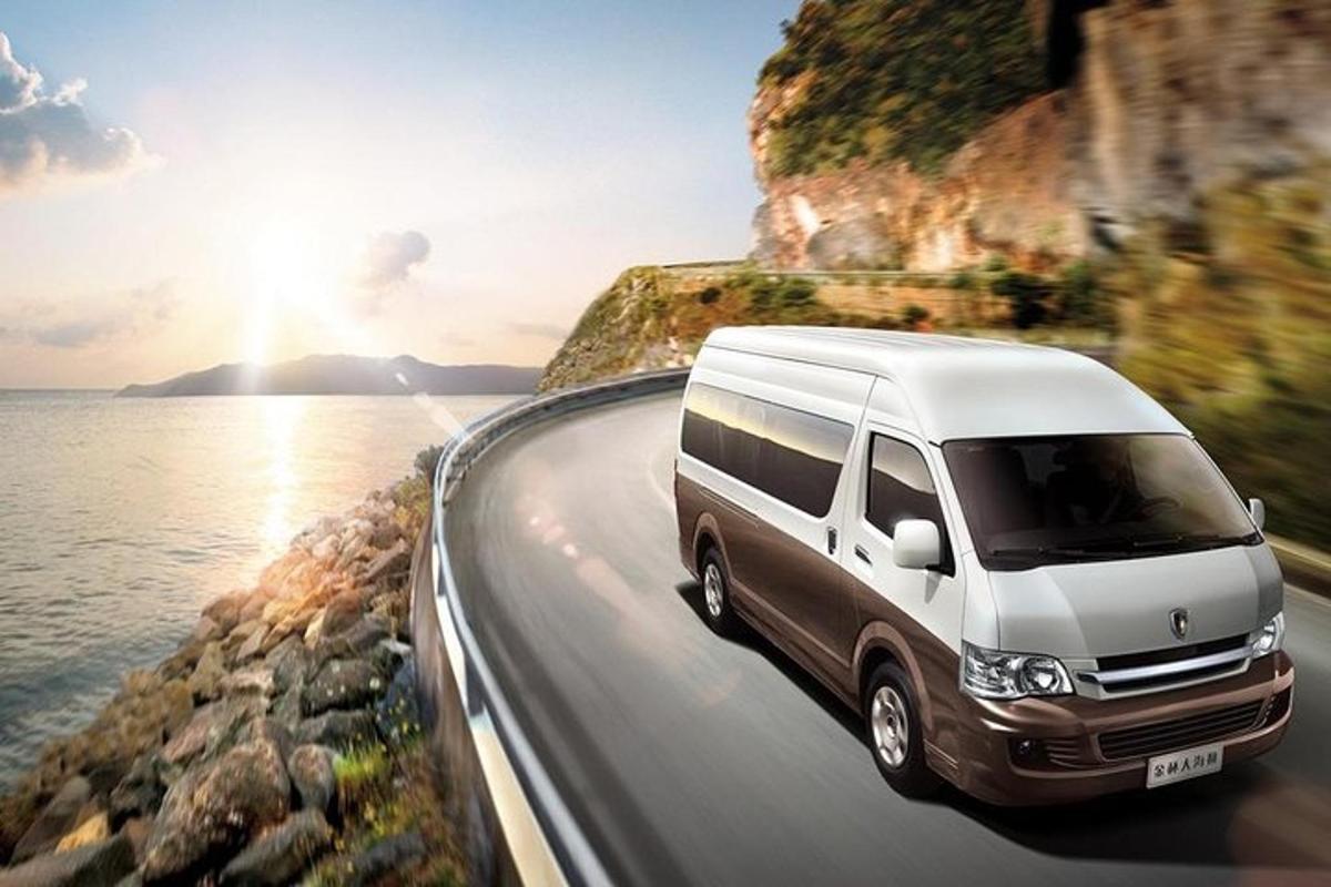 ein Lieferwagen, der eine Straße am Meer entlang fährt