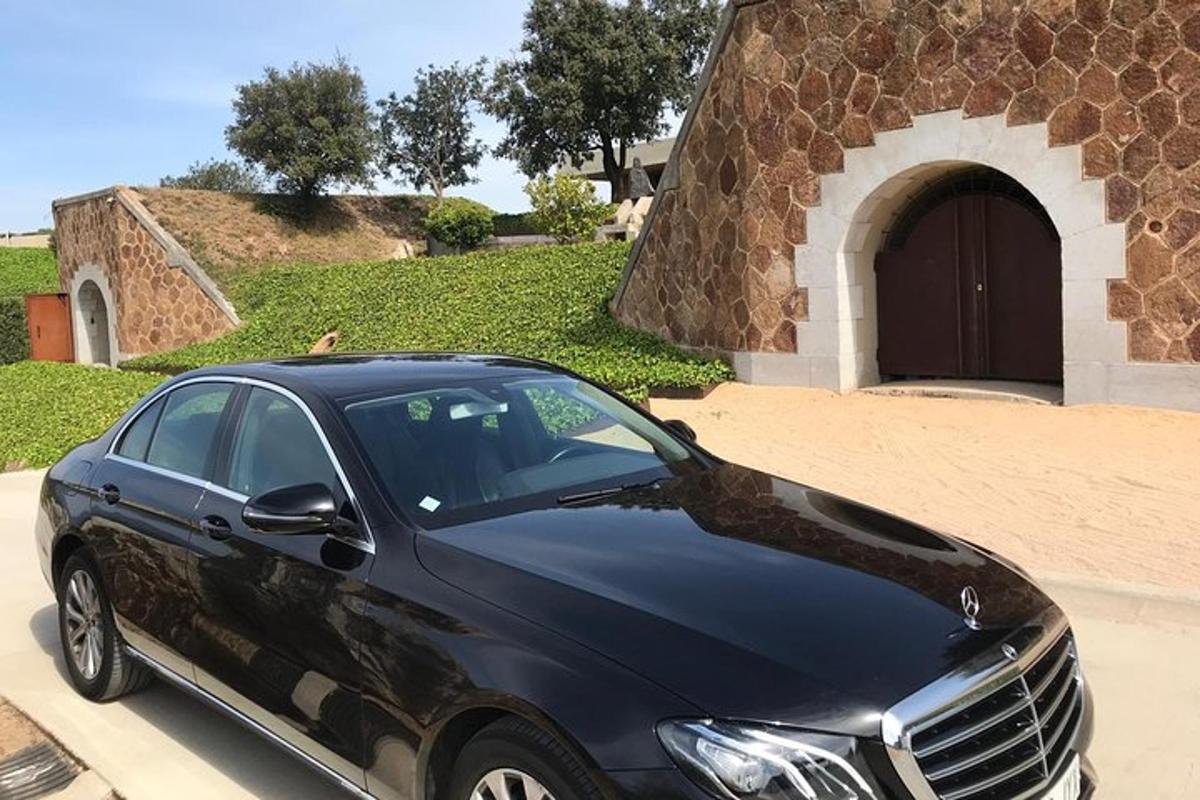 černé auto zaparkované před budovou