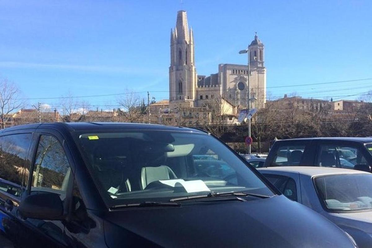 černé auto je zaparkované na parkovišti