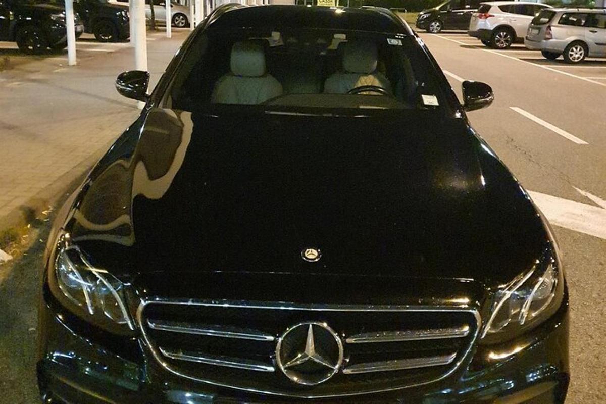 Auto Acedes Benz zaparkované na parkovišti