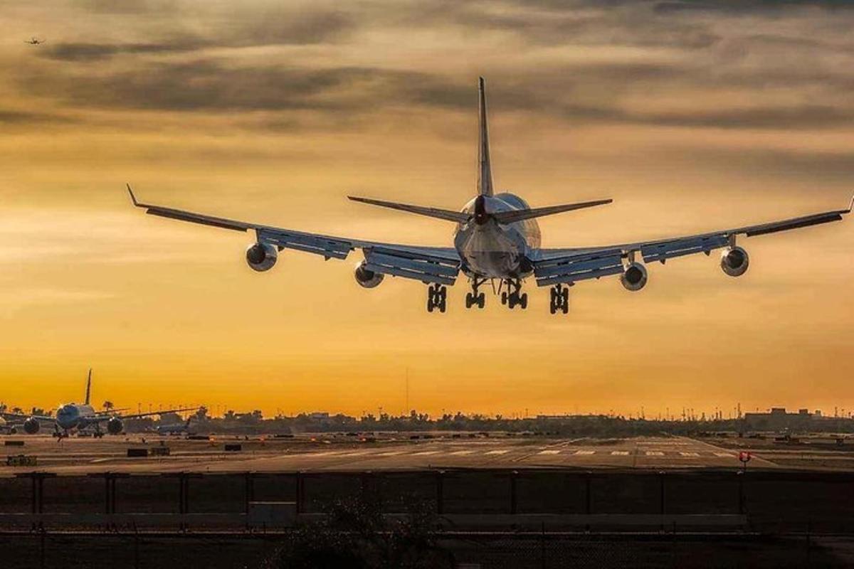 飛行機が空港の滑走路から離陸している
