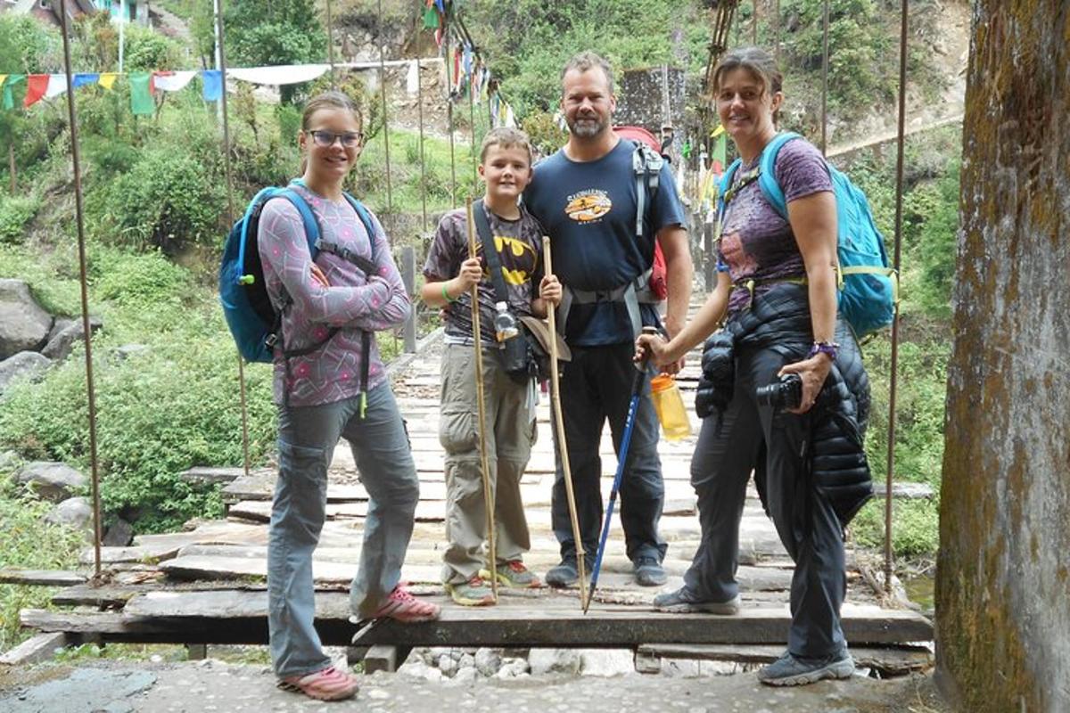 un gruppo di persone in piedi su un ponte