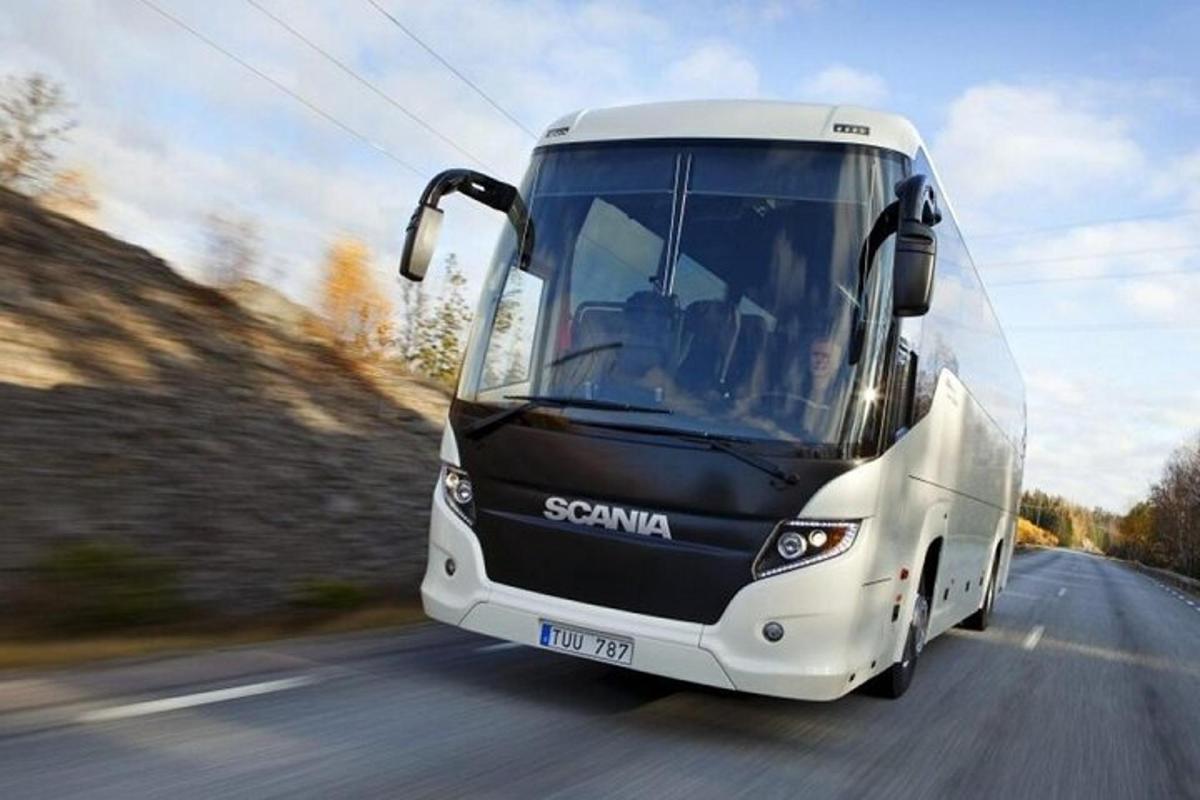 un autobus sta percorrendo una strada