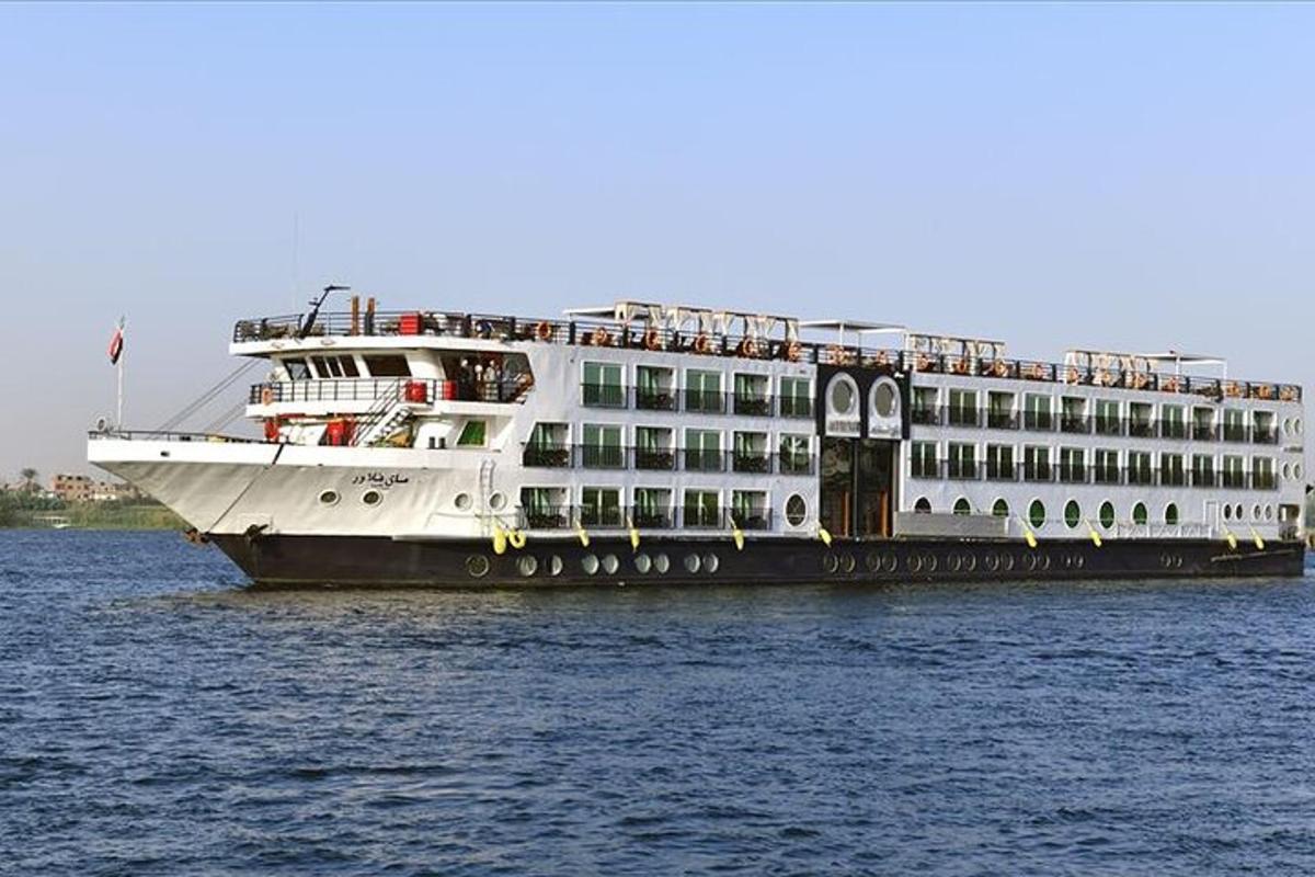 sebuah kapal persiaran besar duduk di dalam air