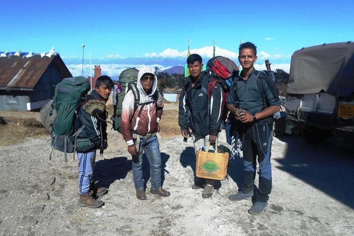 Un grupo de personas con mochilas posando para una foto.