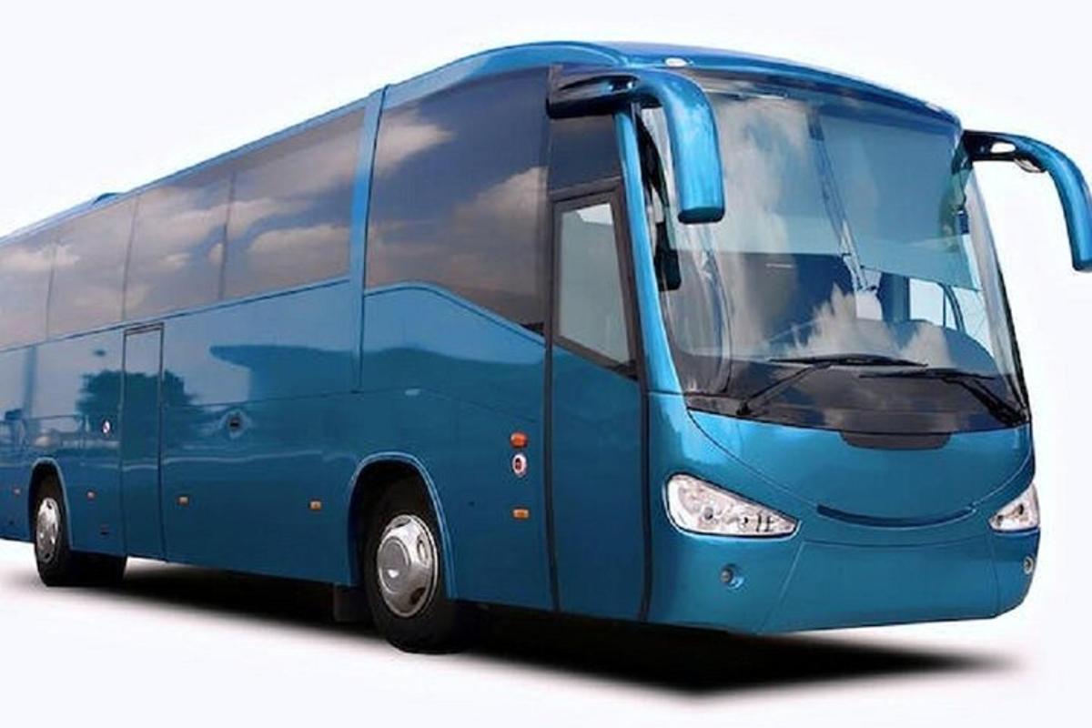 un autobus blu è parcheggiato su uno sfondo bianco