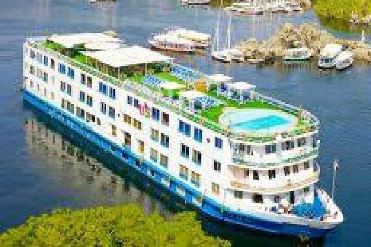 Un gran crucero está atracado en el agua