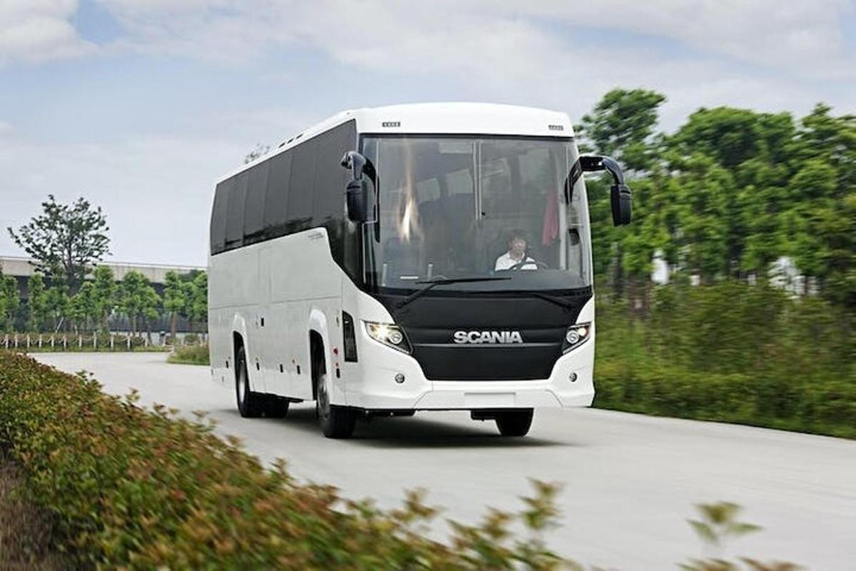 un autobus bianco sta percorrendo una strada