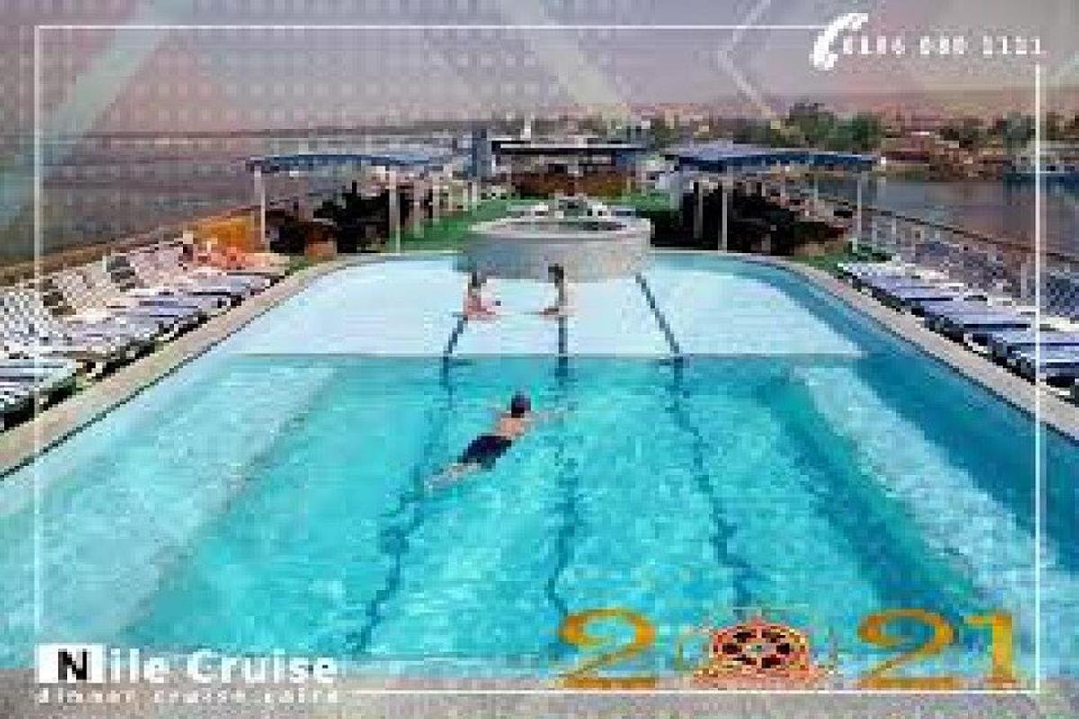 una gran piscina en un crucero