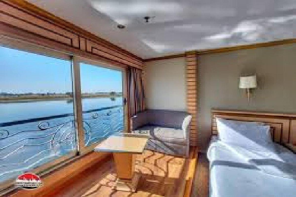 Un dormitorio con una cama y una ventana grande.