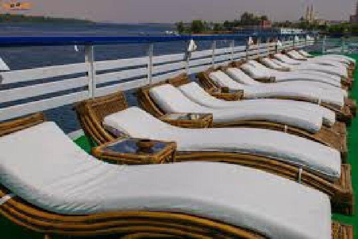 Una fila de asientos cubiertos de nieve en un crucero