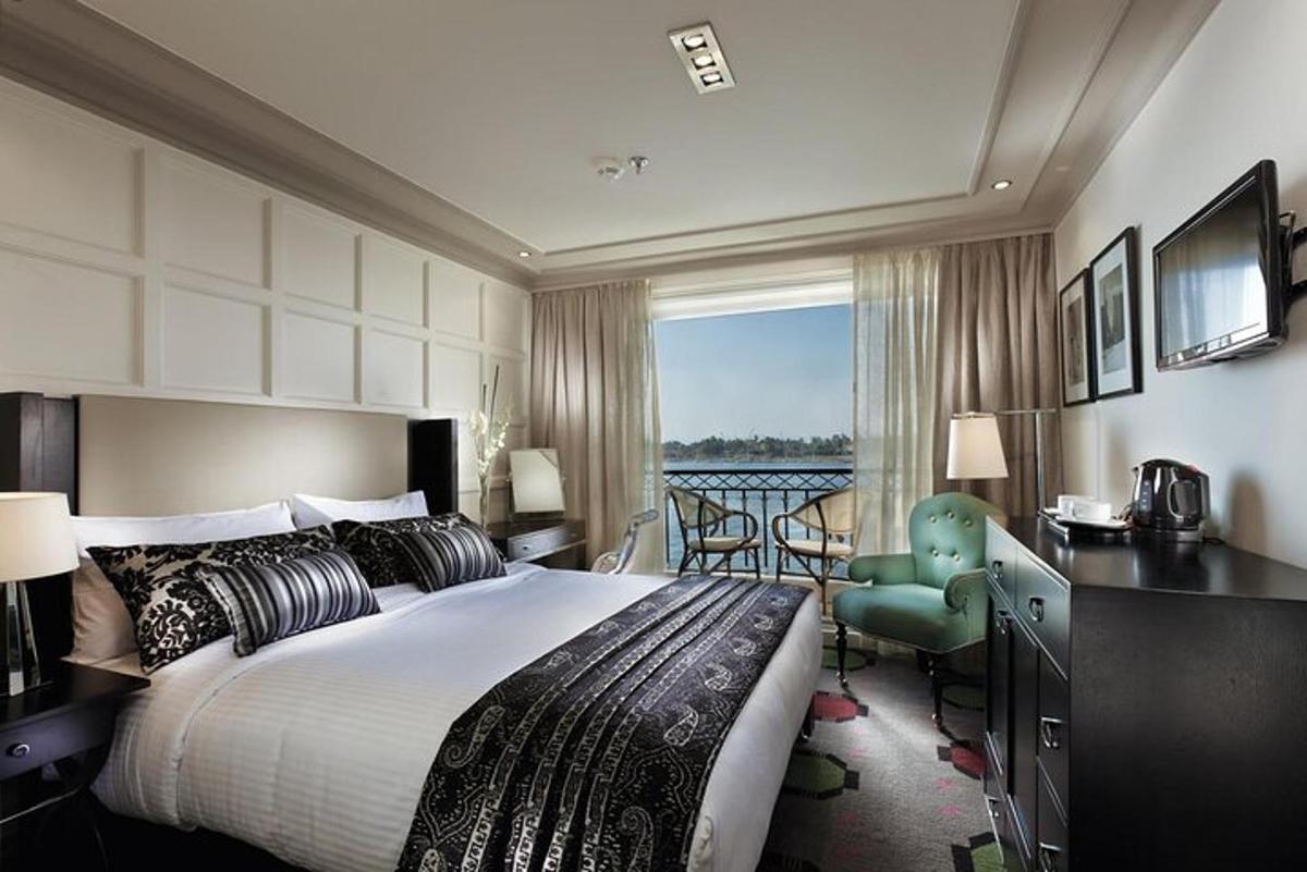 une chambre d'hôtel avec un grand lit et un balcon