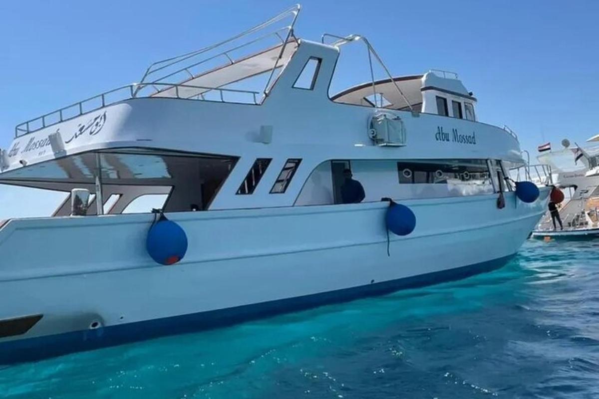 una barca bianca è seduta nell'acqua