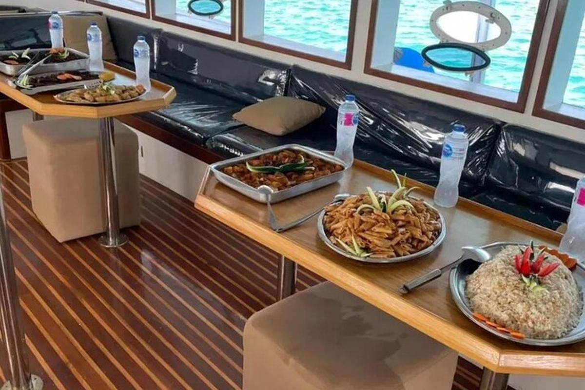 un buffet su una barca con piatti di cibo sopra