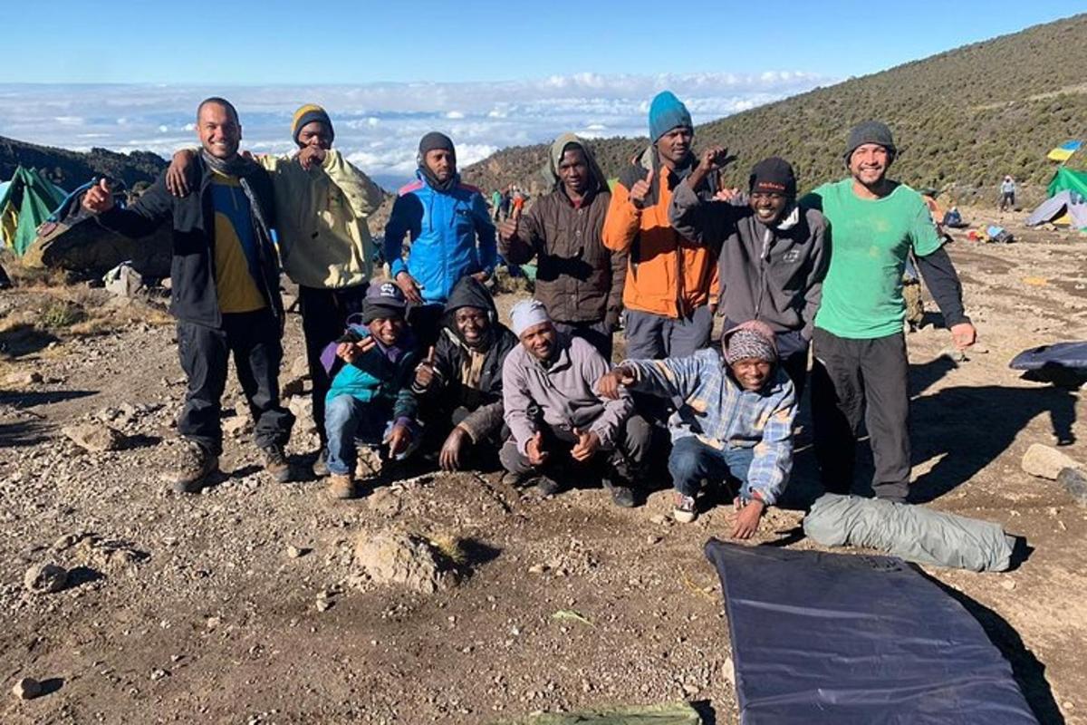 um grupo de pessoas posando para uma foto em uma montanha